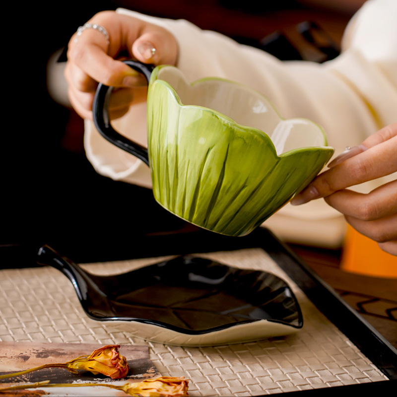 غير النظامية رسمت باليد فنجان  - مراجعة Coffee Tea And Leaf وسعره